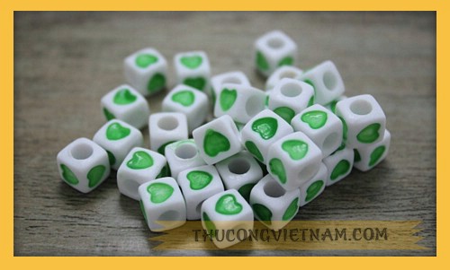 Hạt nhựa trắng trái tim xanh lục