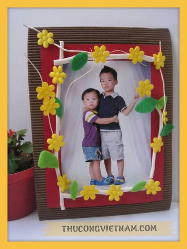 Khung hình hoa mai bằng giấy