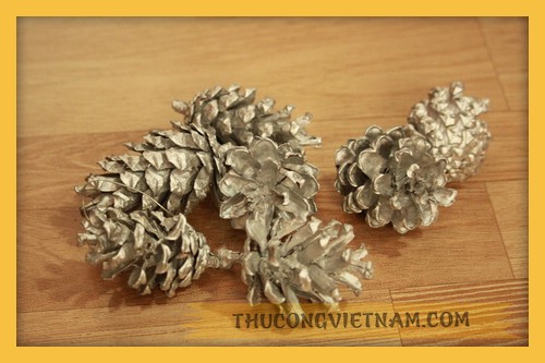 Quả thông trang trí màu bạc