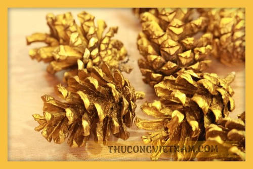 Quả thông trang trí màu vàng