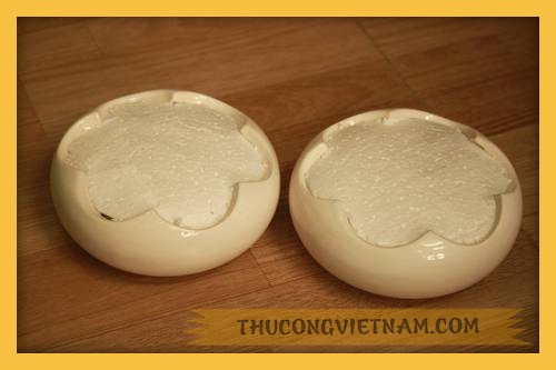 Chậu cắm hoa đã được chèn xốp hình cánh hoa