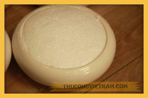 Chậu cắm hoa đã được chèn xốp tròn