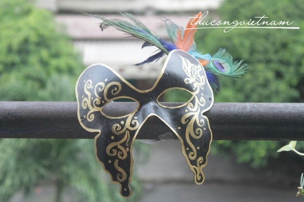 Mặt nạ lông công đen viền vàng