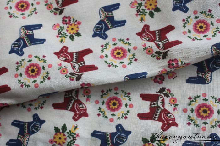 Vải vintage nền trắng họa tiết ngựa xanh đỏ