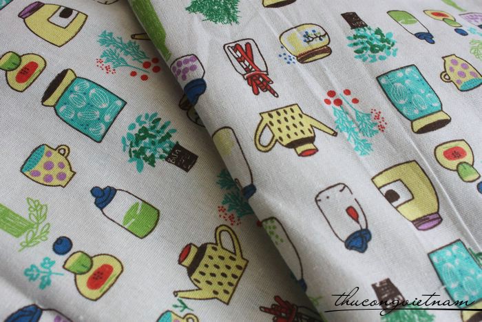 Vải vintage nền trắng họa tiết bình, lọ