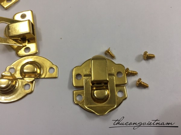 Khóa móc gài then cửa bàn cờ vàng