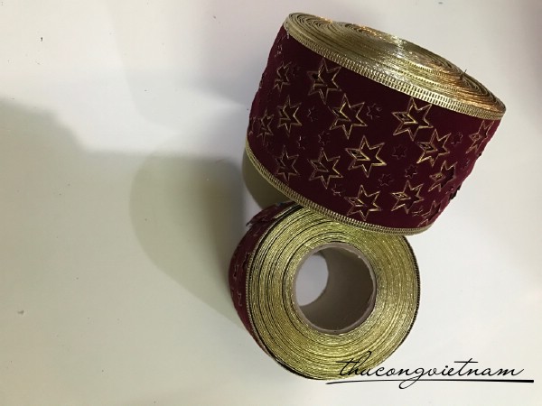 Ruy băng đỏ đục lỗ sao 6 cánh