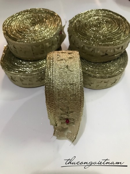 Ruy băng vàng ánh kim đục lỗ ngôi sao