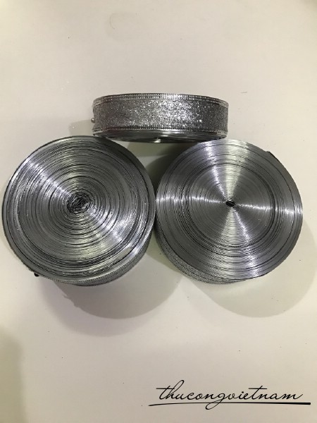 Ruy băng bạc viền chỉ