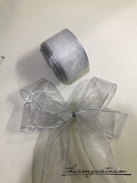 Nơ ruy băng voan trắng bóng