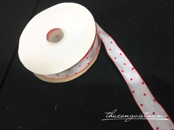 Ruy băng họa tiết nền trắng tim đỏ