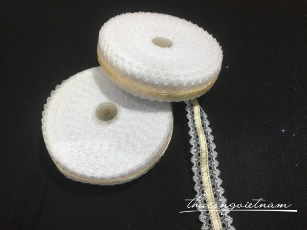 Ruy băng họa tiết vàng viền ren trắng