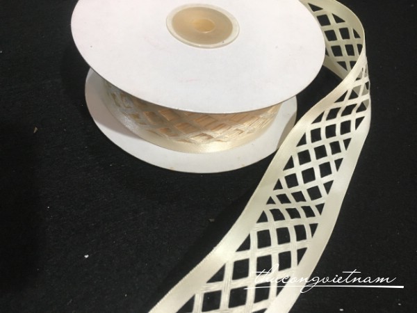 Ruy băng họa tiết ô trống màu kem