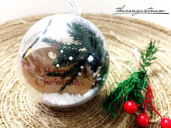 Quả châu trang trí lá thông và tag giấy Merry Christmas