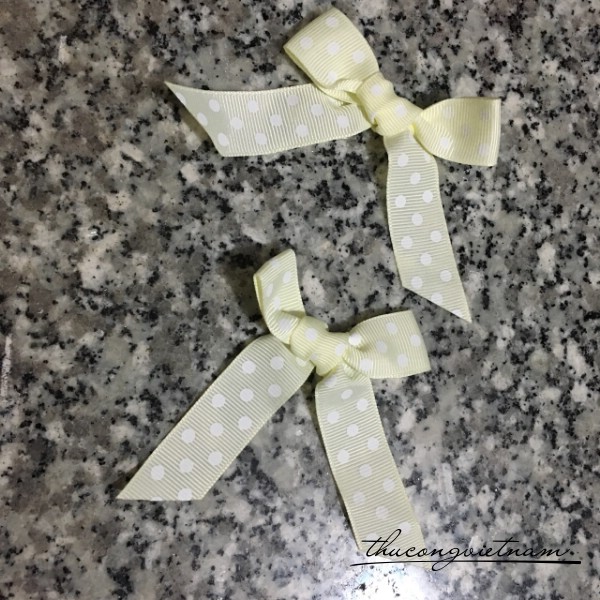 Nơ ruy băng gân chấm bi màu kem