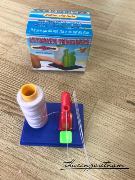 Dụng cụ xỏ kim tự động