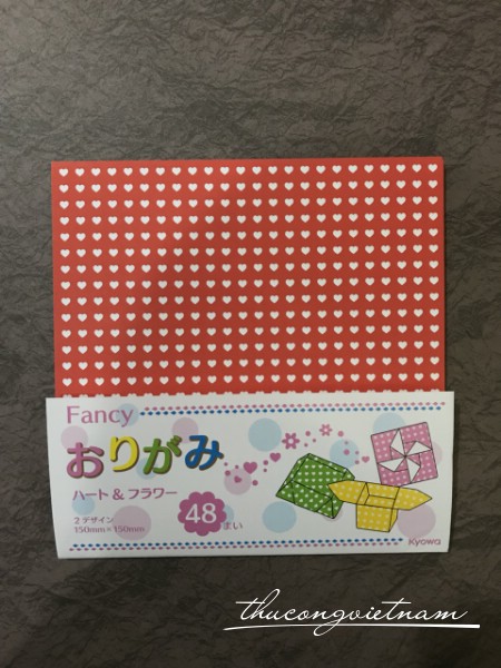 Giấy origami nền đỏ tim trắng 48 tờ